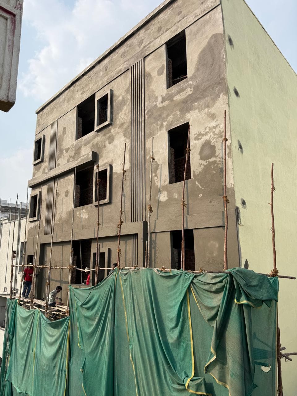 Plastered facade with vertical reveal lines